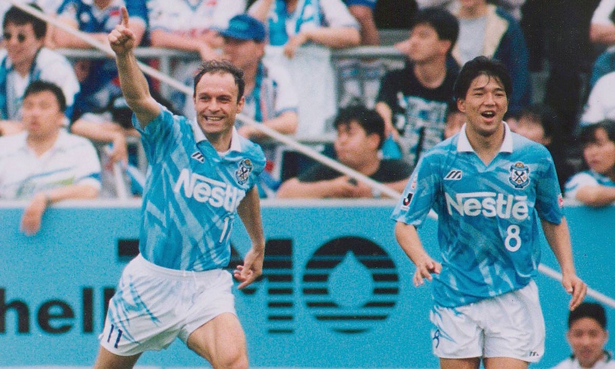 Totò Schillaci festeggia dopo un gol con la maglia del Jubilo Iwata. 